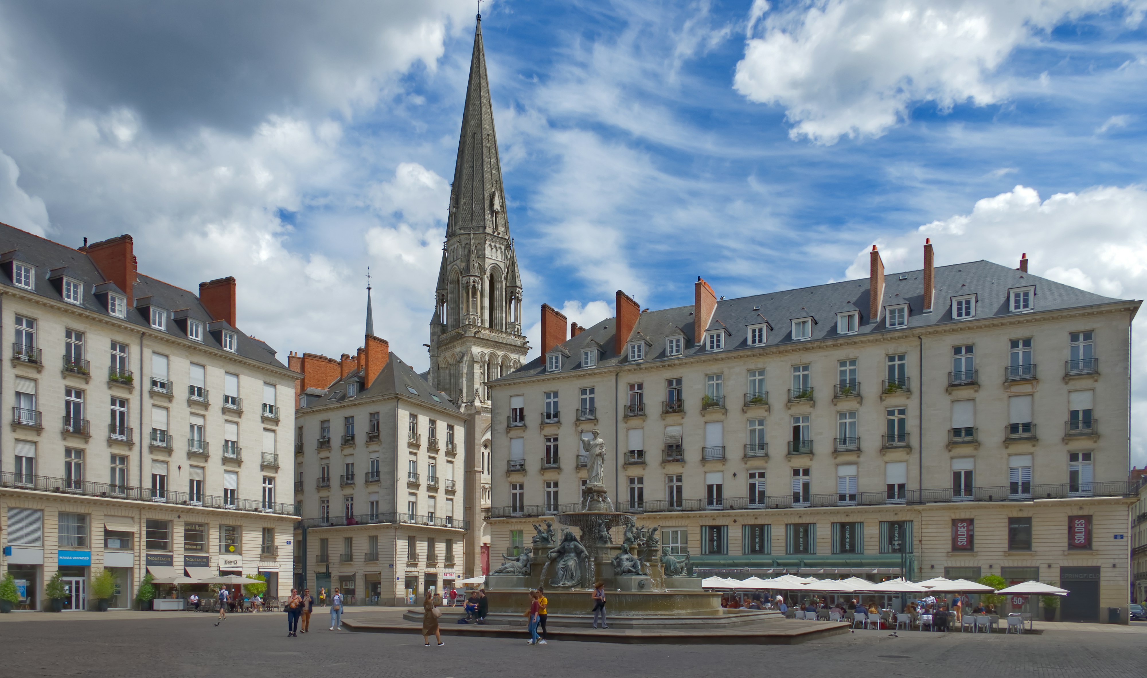 Une place du centre de Nantes, dominée par la flèche d'une église