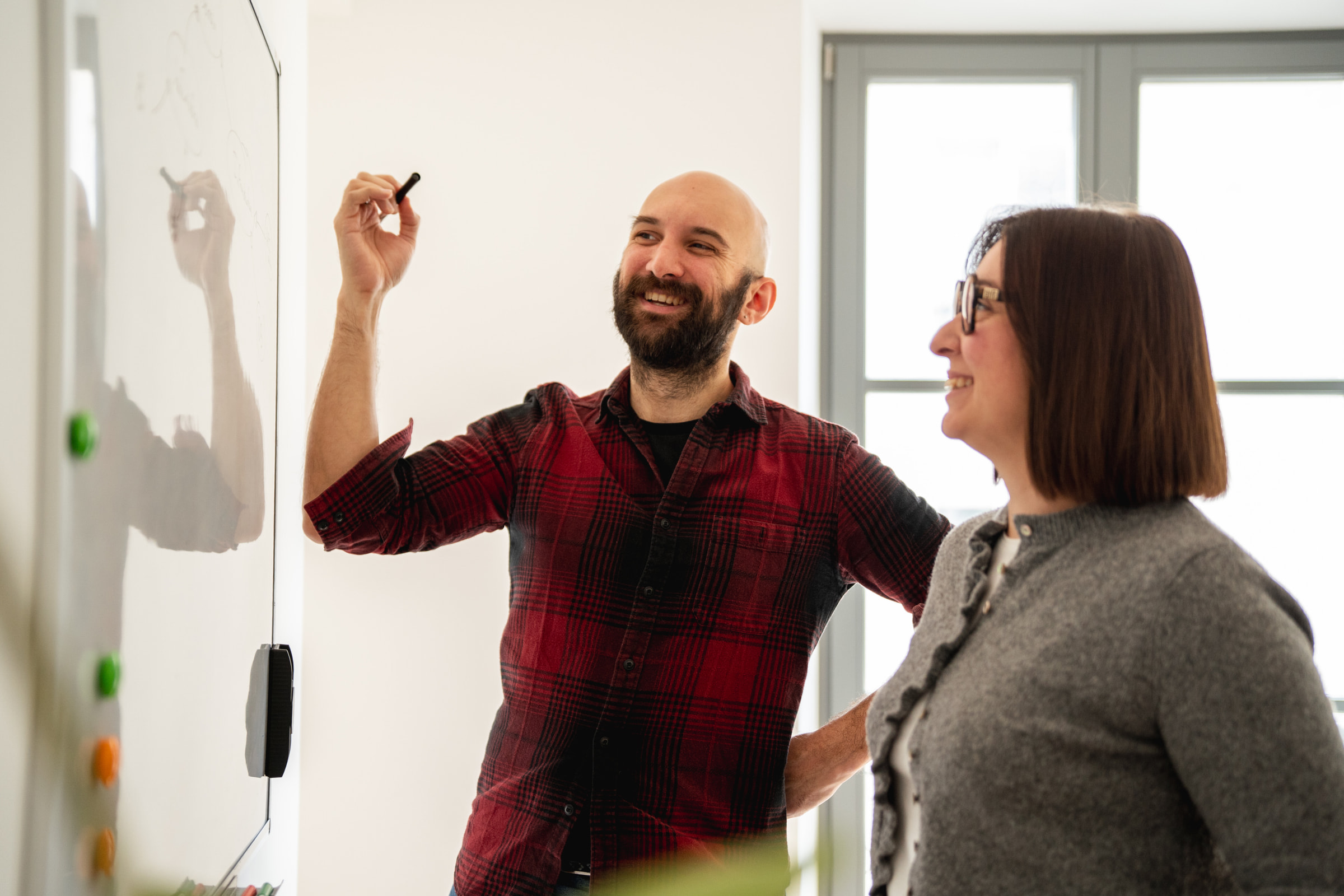 Session de formation interne devant un tableau blanc