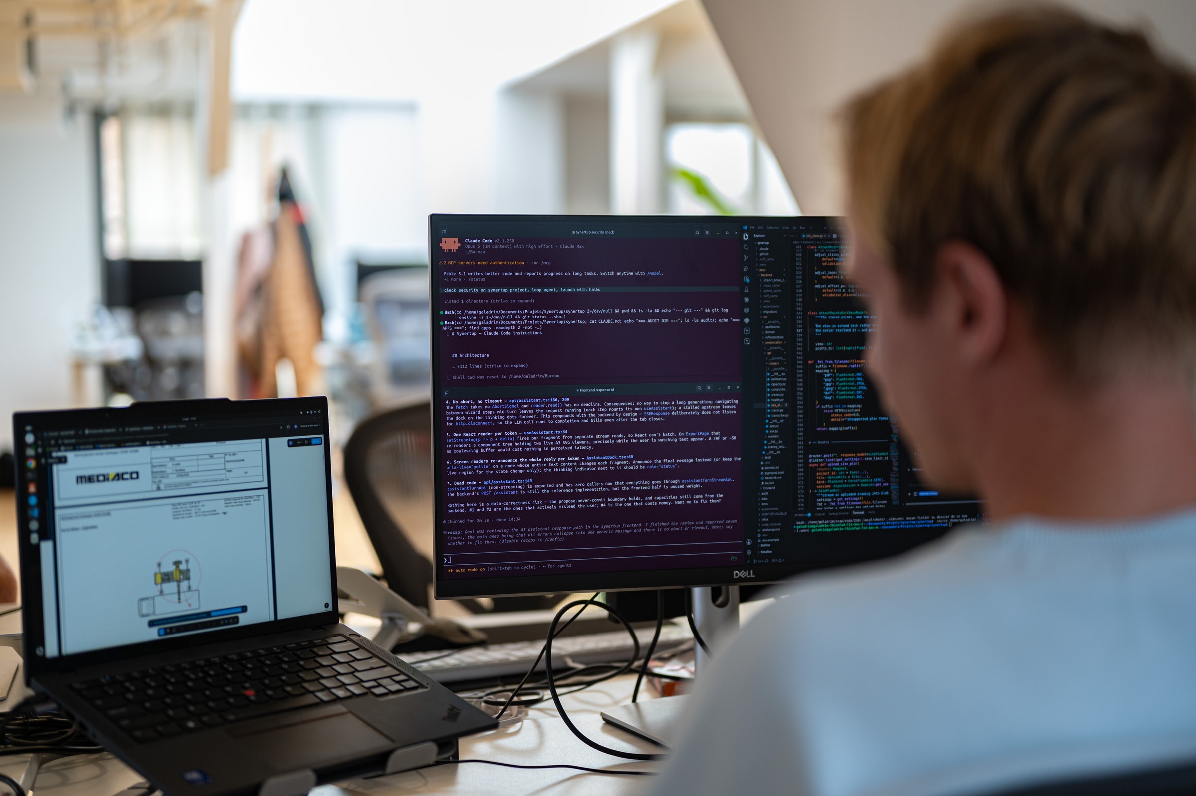 Un Galadrimeur à son poste, de dos, face à un écran de code et un assistant IA ouvert dans un terminal