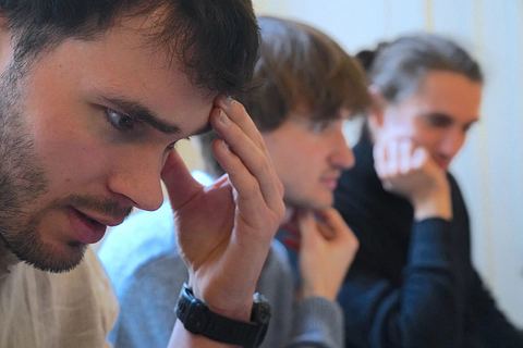 Participant pensif, la main sur le front, pendant une session de formation