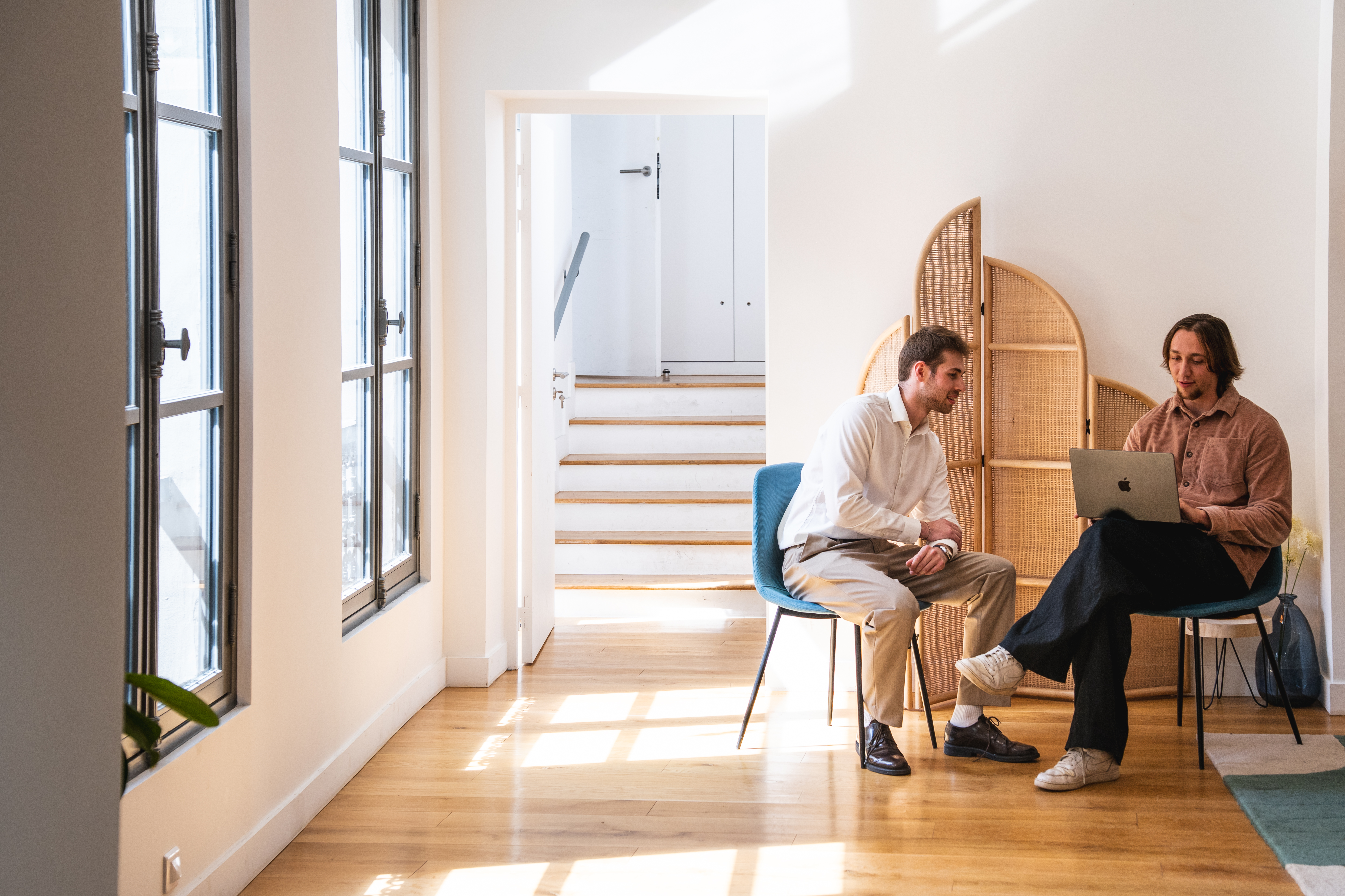 Deux Galadrimeurs en discussion dans les bureaux du Marais