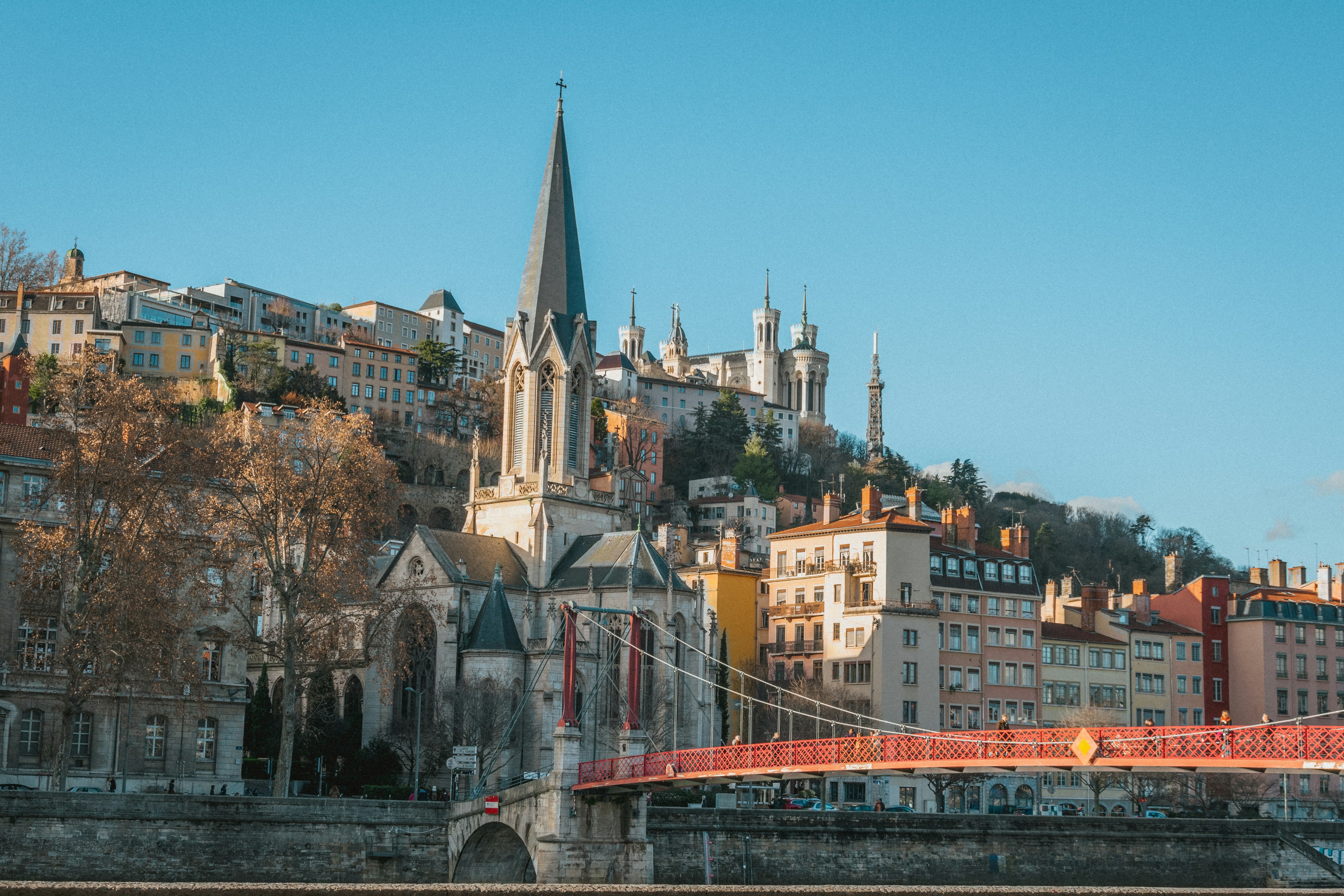 Les quais de Saône et la colline de Fourvière à Lyon