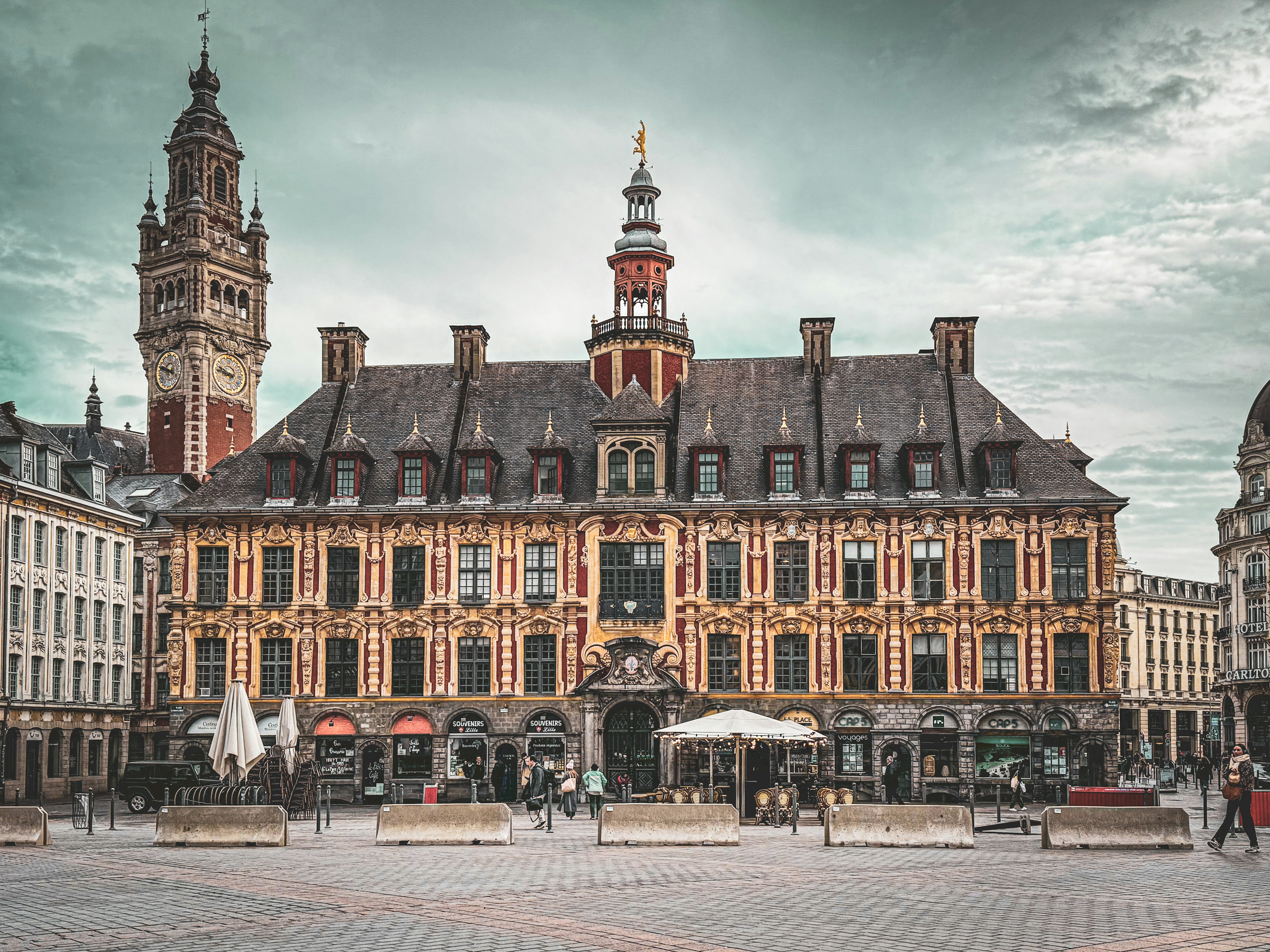 La Vieille Bourse et le beffroi sur la Grand-Place de Lille