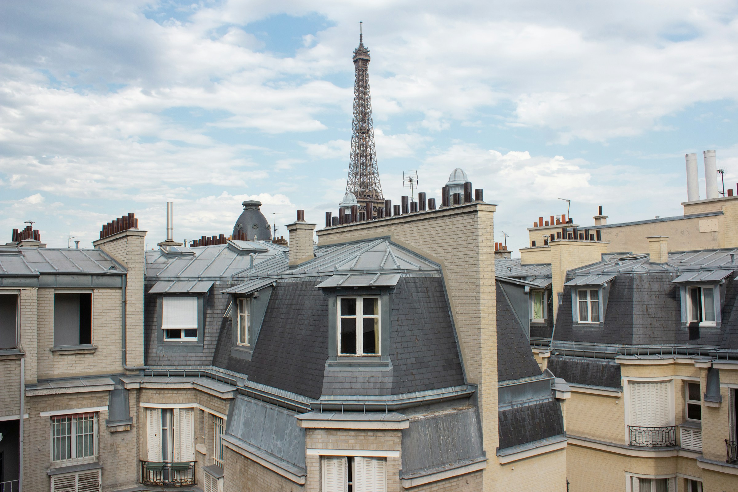 Les toits de Paris avec la tour Eiffel en arrière-plan