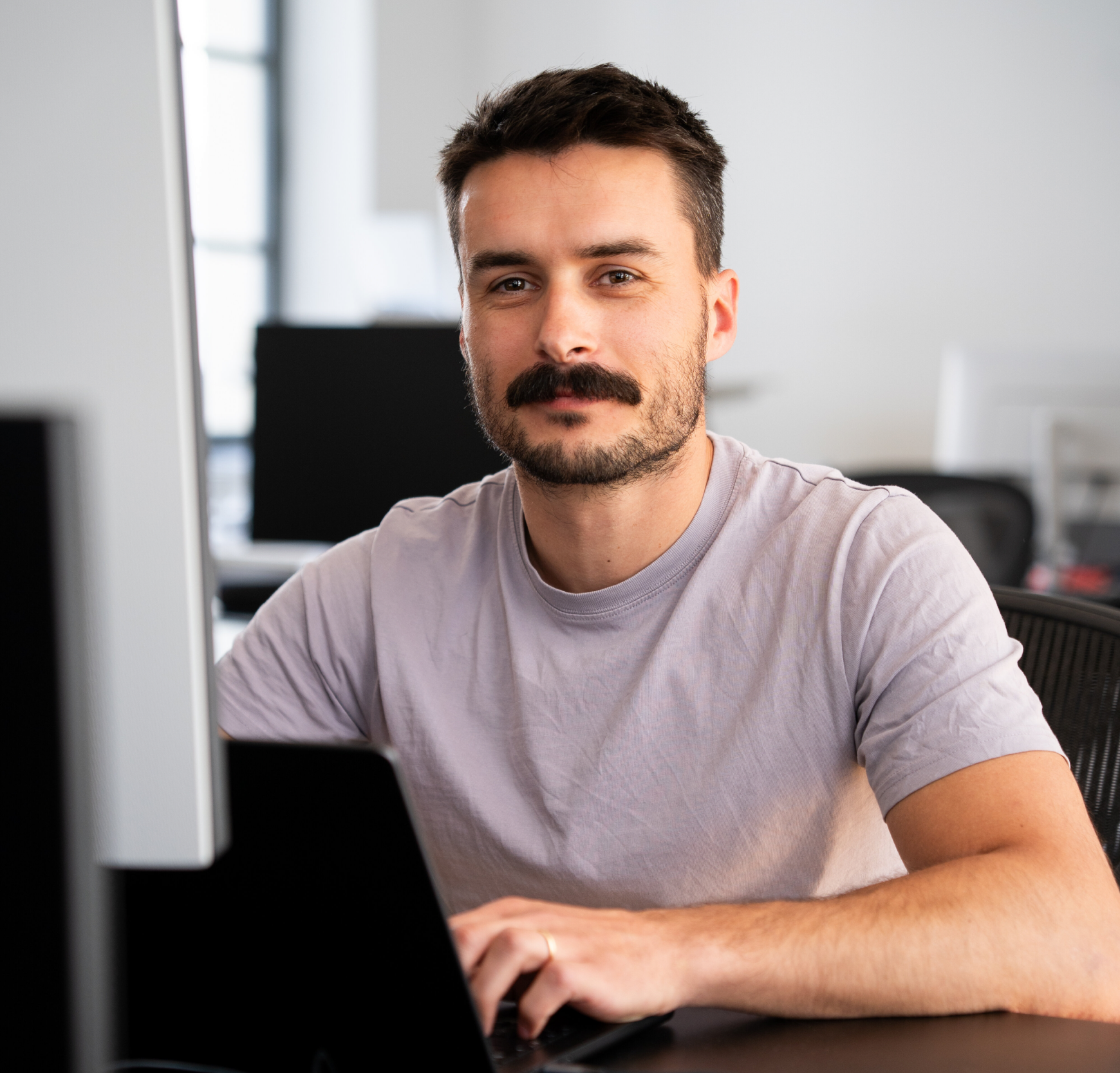 Un ingénieur data de Galadrim au travail devant son ordinateur portable