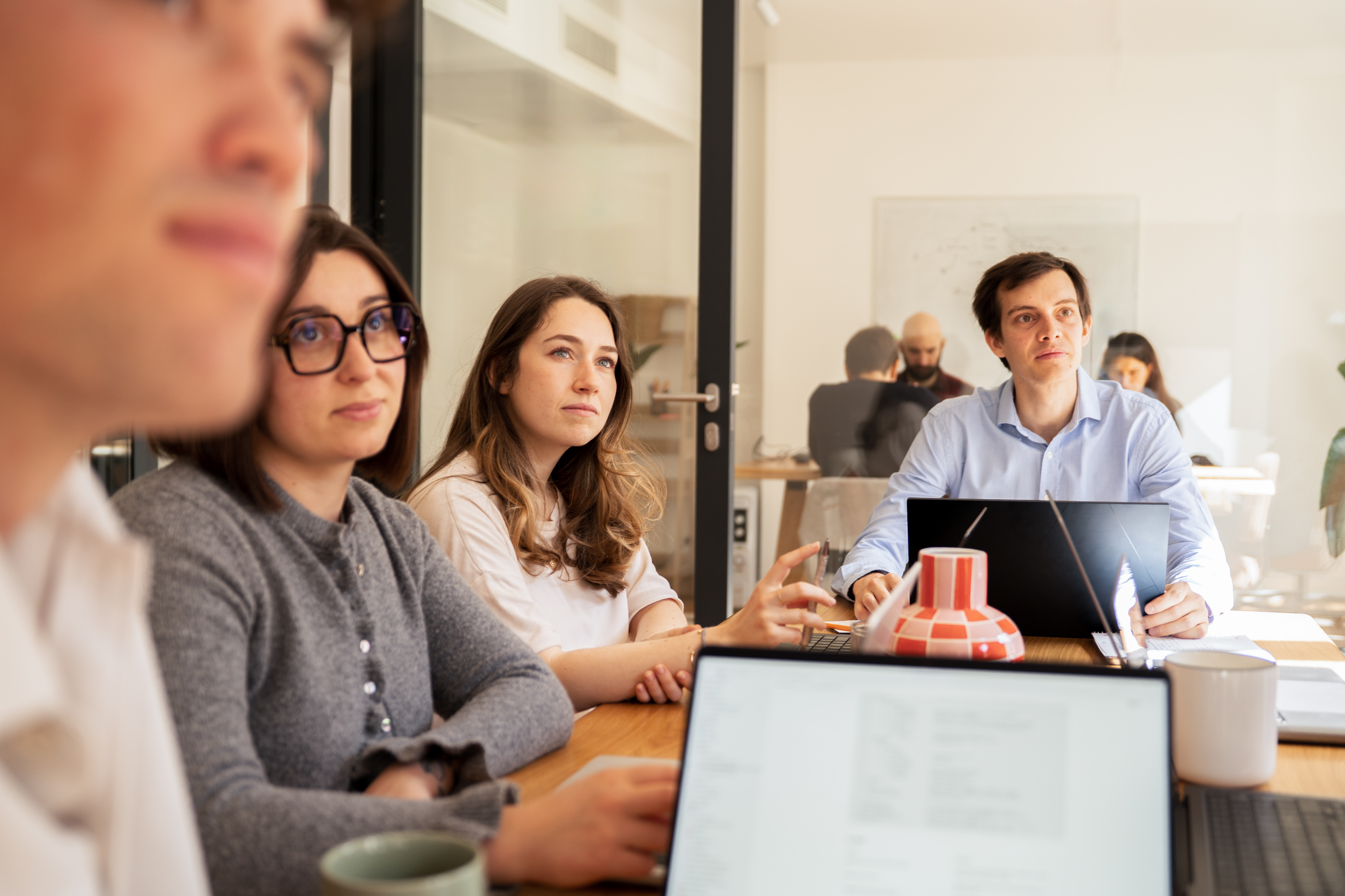 Equipe da Galadrim atenta durante uma reunião de trabalho