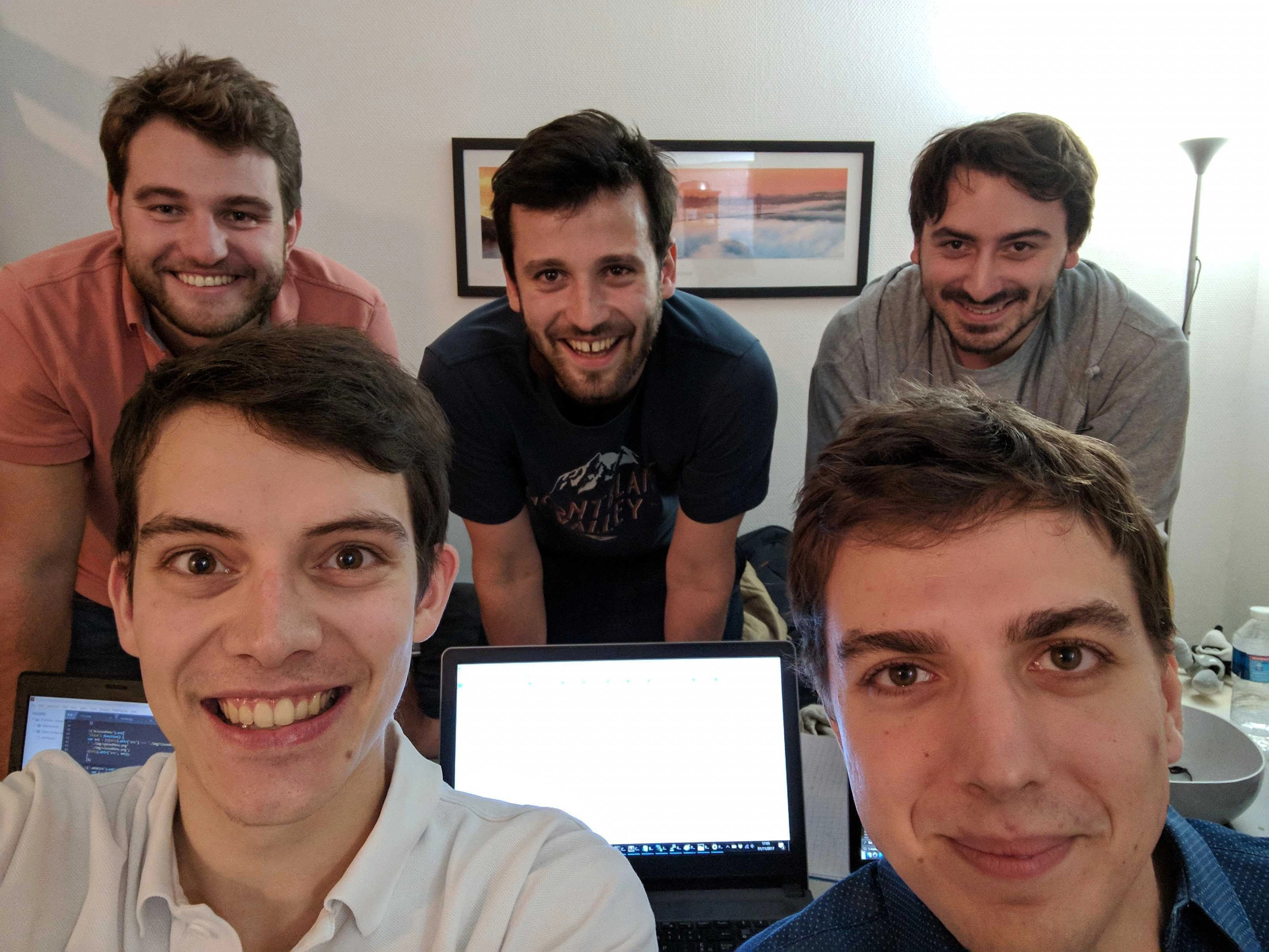 Cinq Galadrimeurs posant pour un selfie autour d'un ordinateur portable, dans les premiers bureaux.