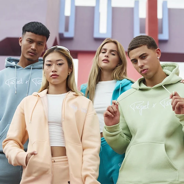 Quatre jeunes en sweats à capuche dans la rue