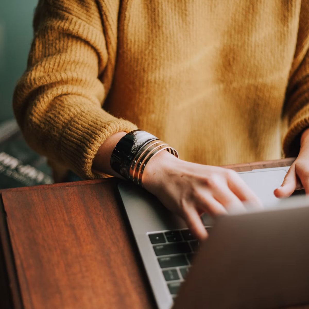 Mains d'une gestionnaire sur le clavier d'un ordinateur portable