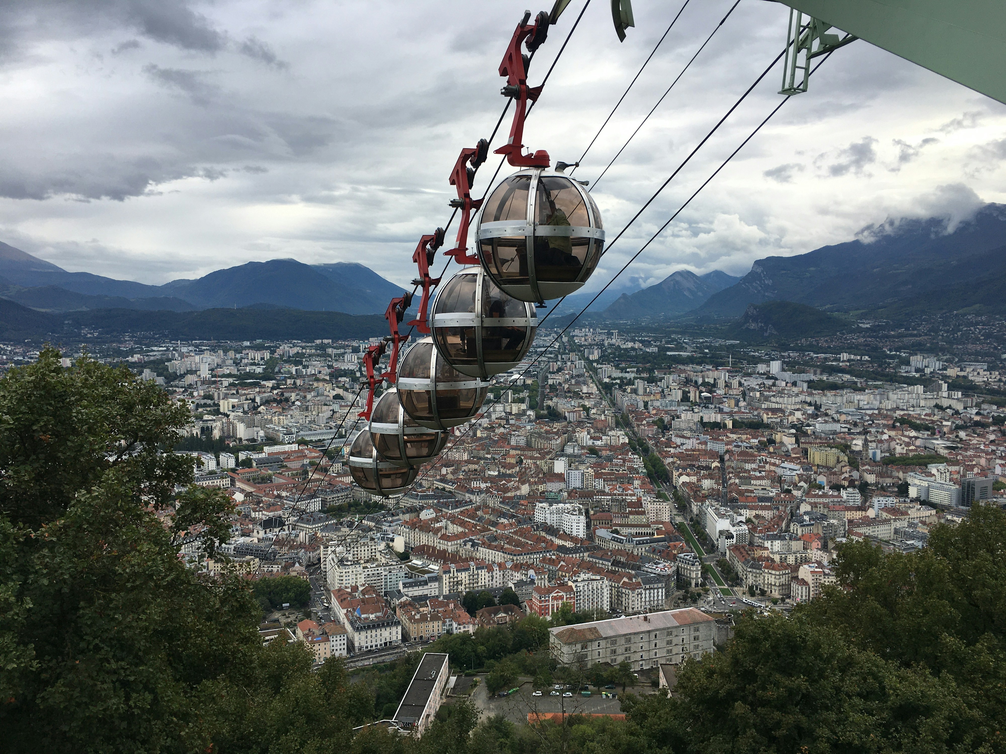 Le téléphérique de Grenoble au-dessus de la ville