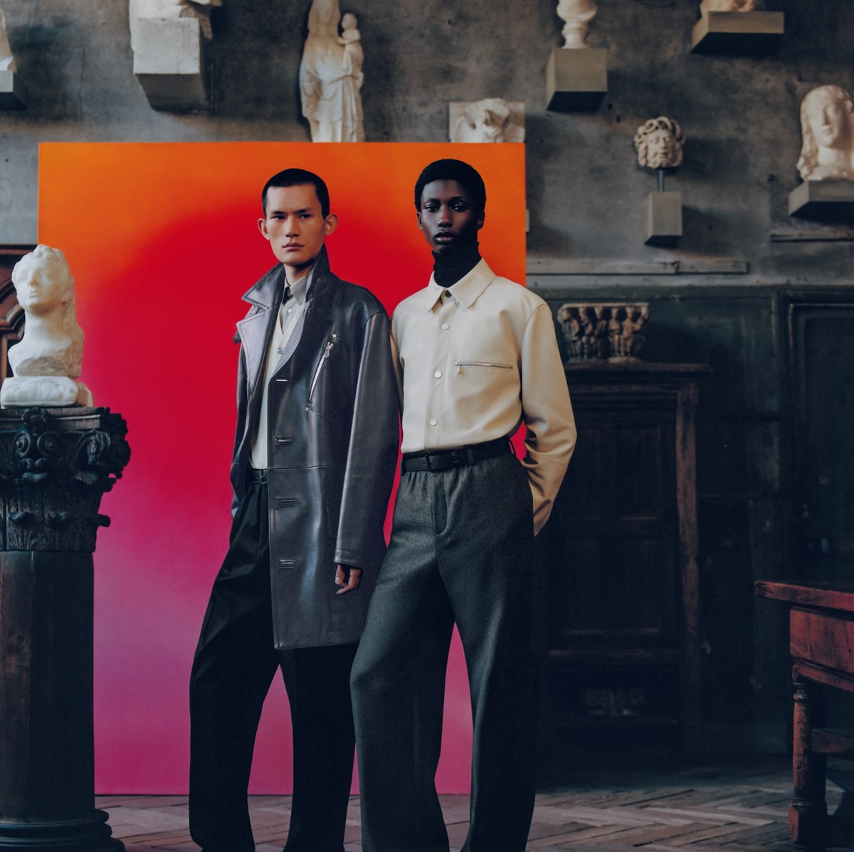 Deux mannequins posant devant un fond dégradé lors d'un shooting de mode