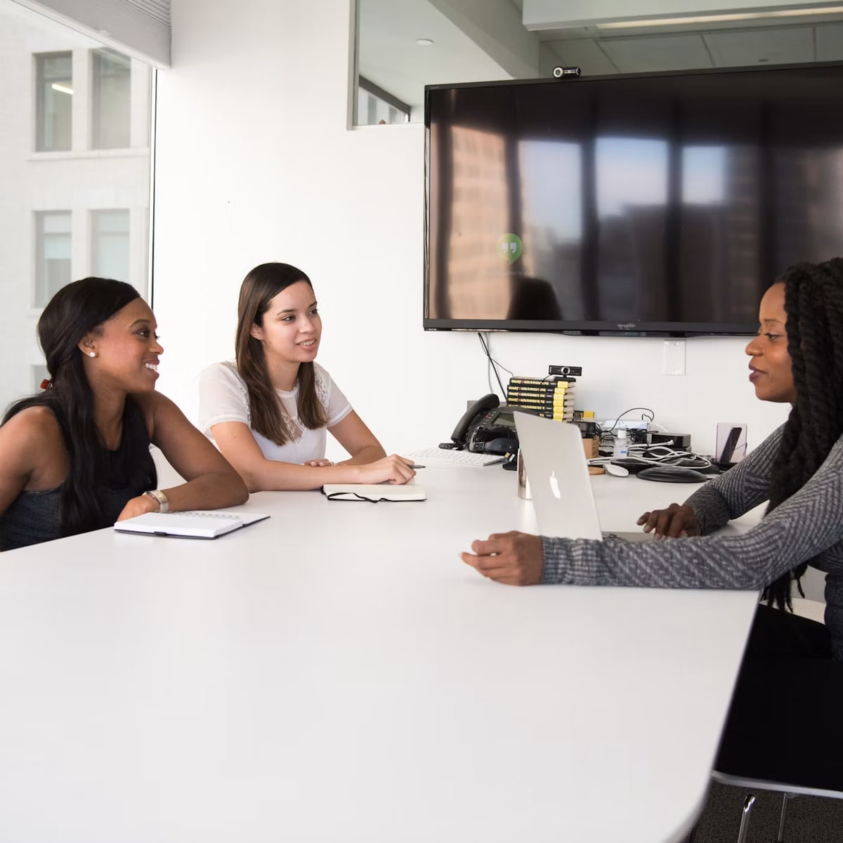 Équipe en réunion autour d'une table de bureau